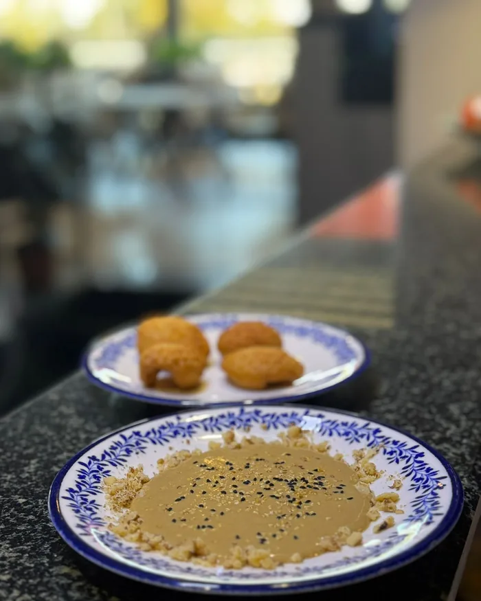 İznik mavisi tabakta iki içli köfte ve yanında çörek otu serpilmiş murtuga