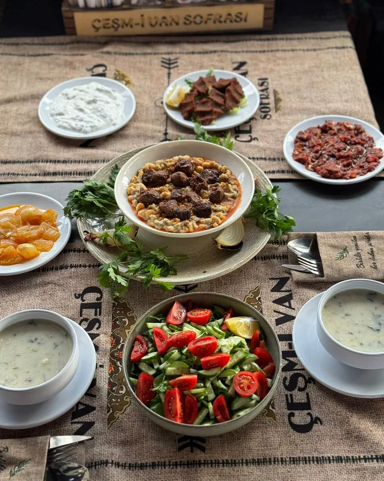 Kâsede Van keledoşu, yanında salata ve çorba