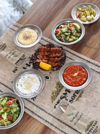 Meze tabakları ve Adana