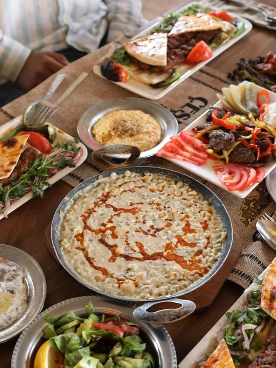 Kurulu sofrada meze kâseleri, ezme, cacık ve turşu