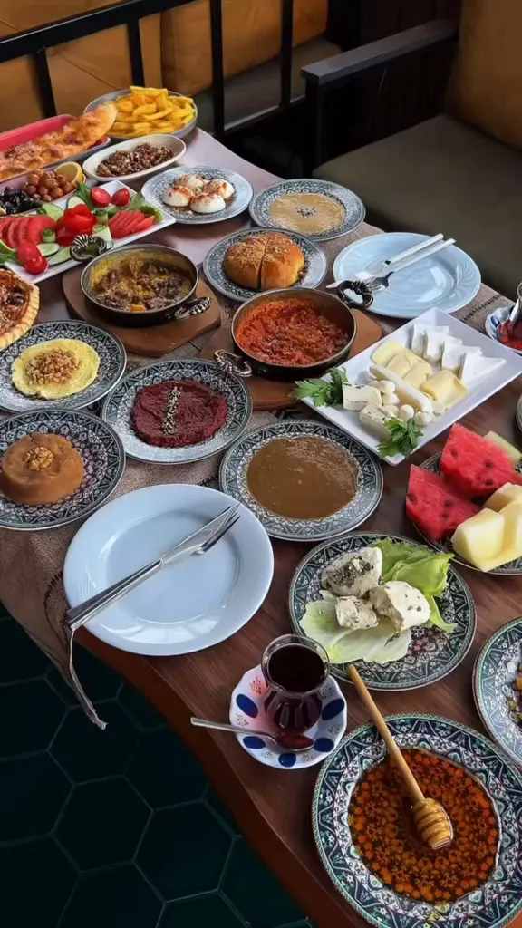 Kurulu Van kahvaltısı sofrası üzerinde yavaş gezinen görüntü
